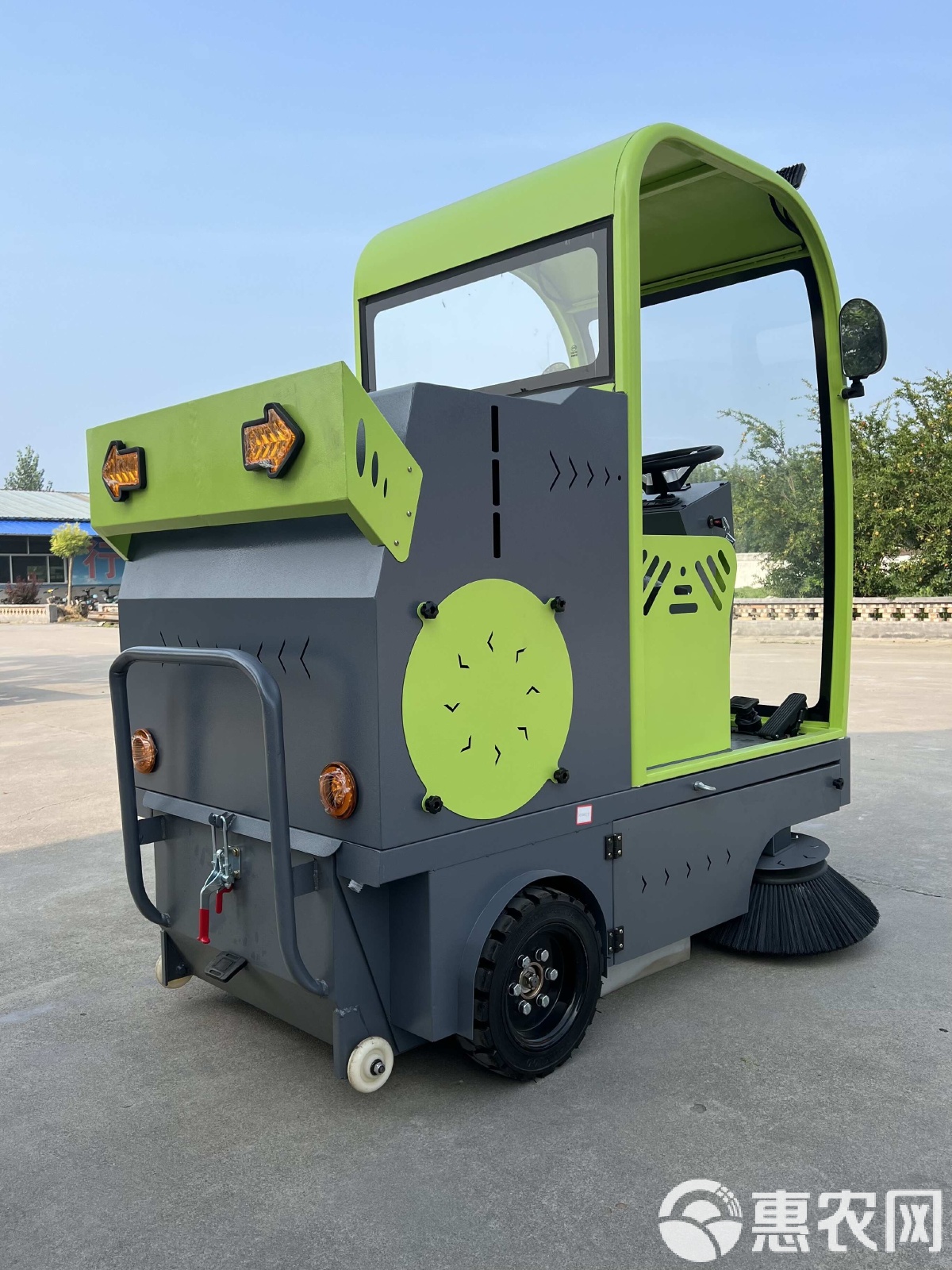 半封閉式電動(dòng)三輪掃地車(chē) 物業(yè)管理中的高效清潔新模式